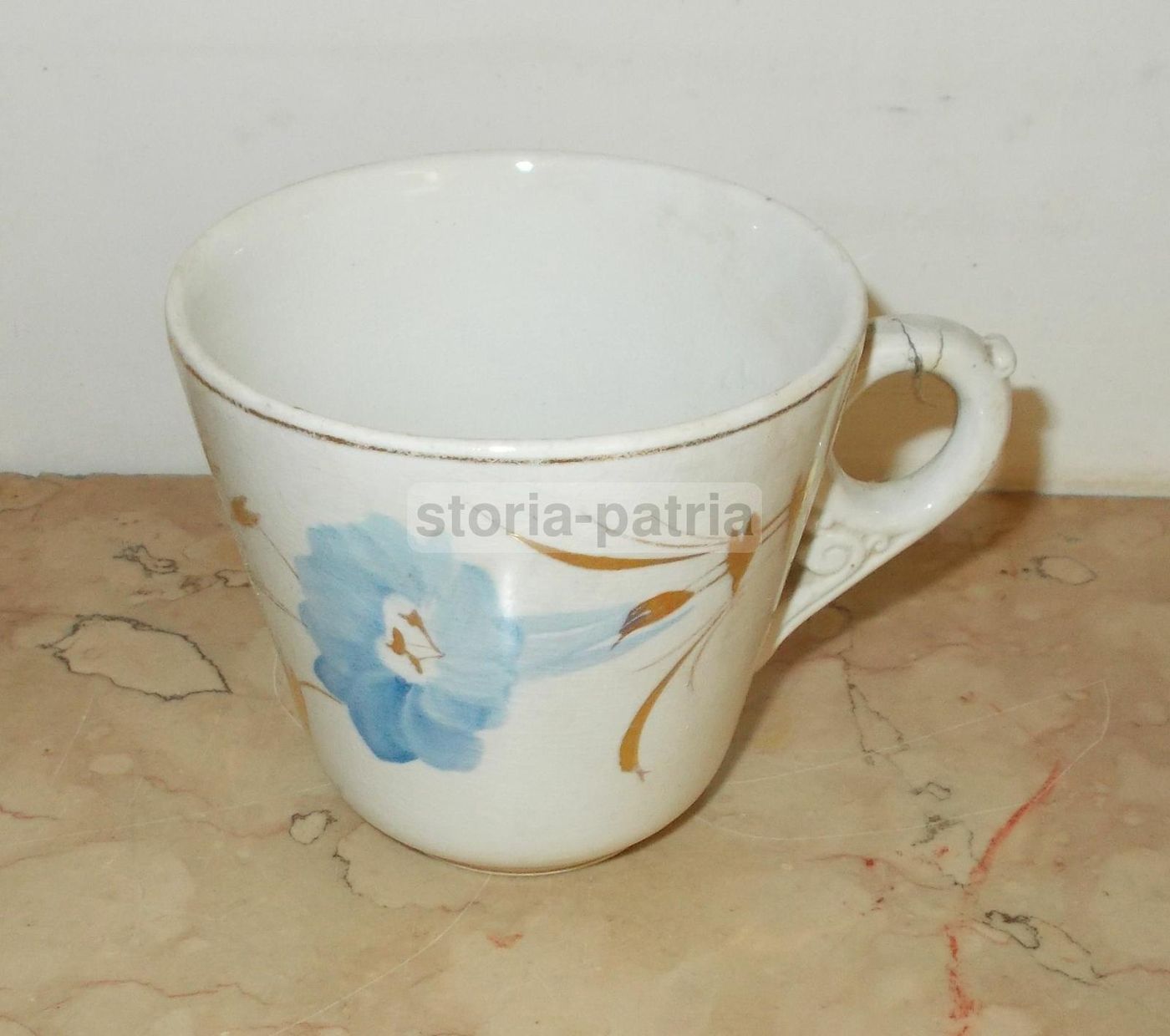 Tazza Antica Richard In Ceramica Decorata A Motivi Floreali, XIX Secolo