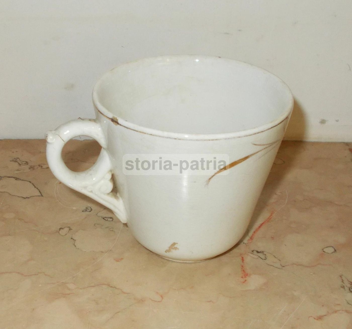 Tazza Antica Richard In Ceramica Decorata A Motivi Floreali, XIX Secolo
