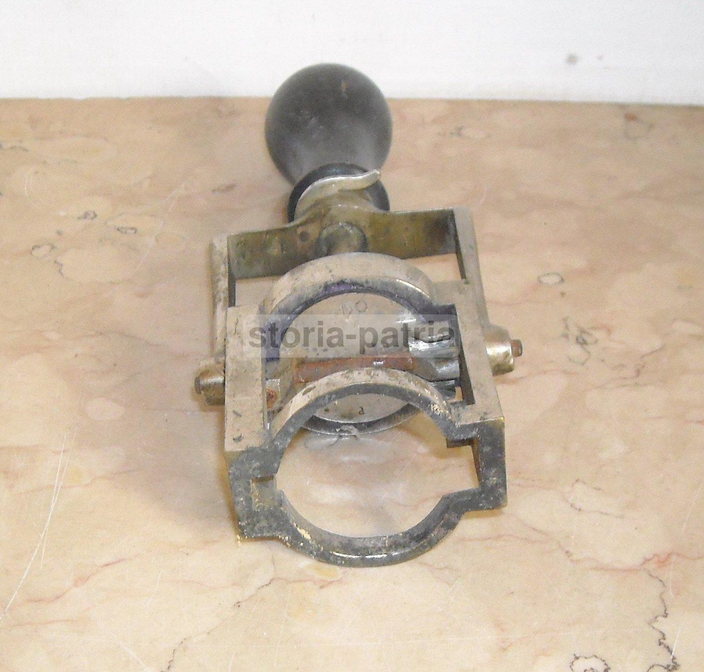 Supporto Per Timbro Vintage In Metallo Cromato E Legno, Anni '40 '50