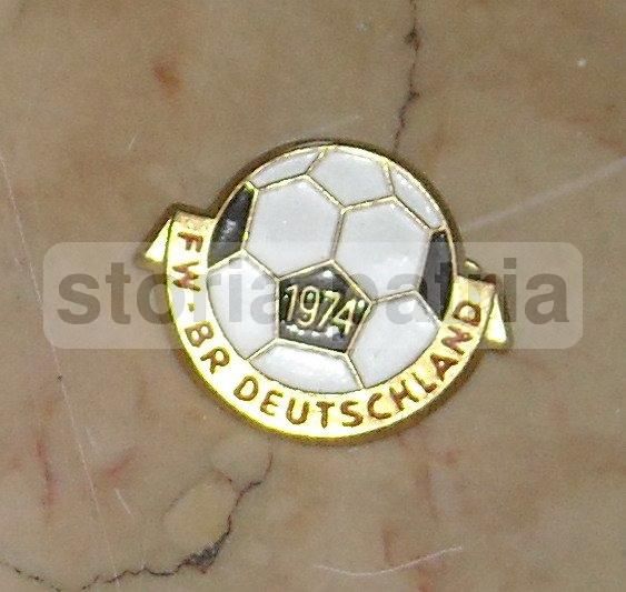 Distintivo Calcio Germania Deutschland 1974 Pallone Smaltato