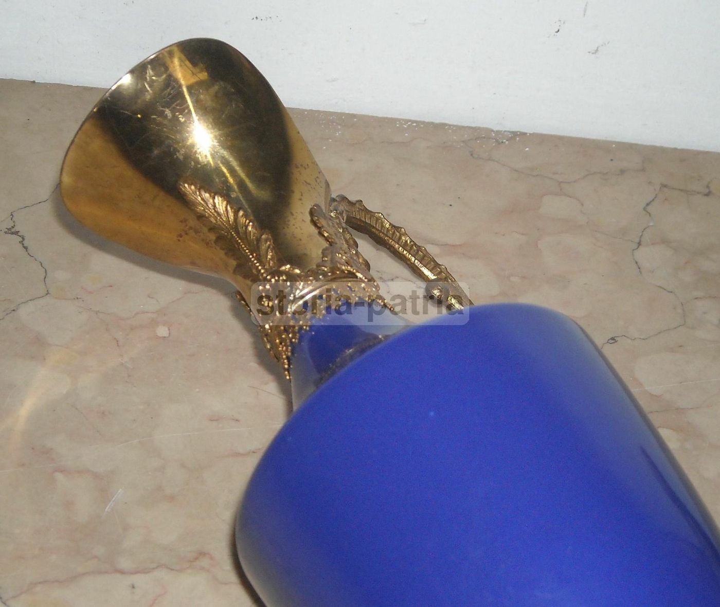 Anfora In Ceramica Blu Con Fregi Dorati Decorativi, Metà Del '900