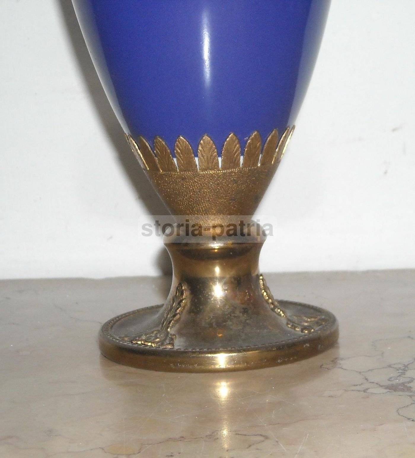 Anfora In Ceramica Blu Con Fregi Dorati Decorativi, Metà Del '900