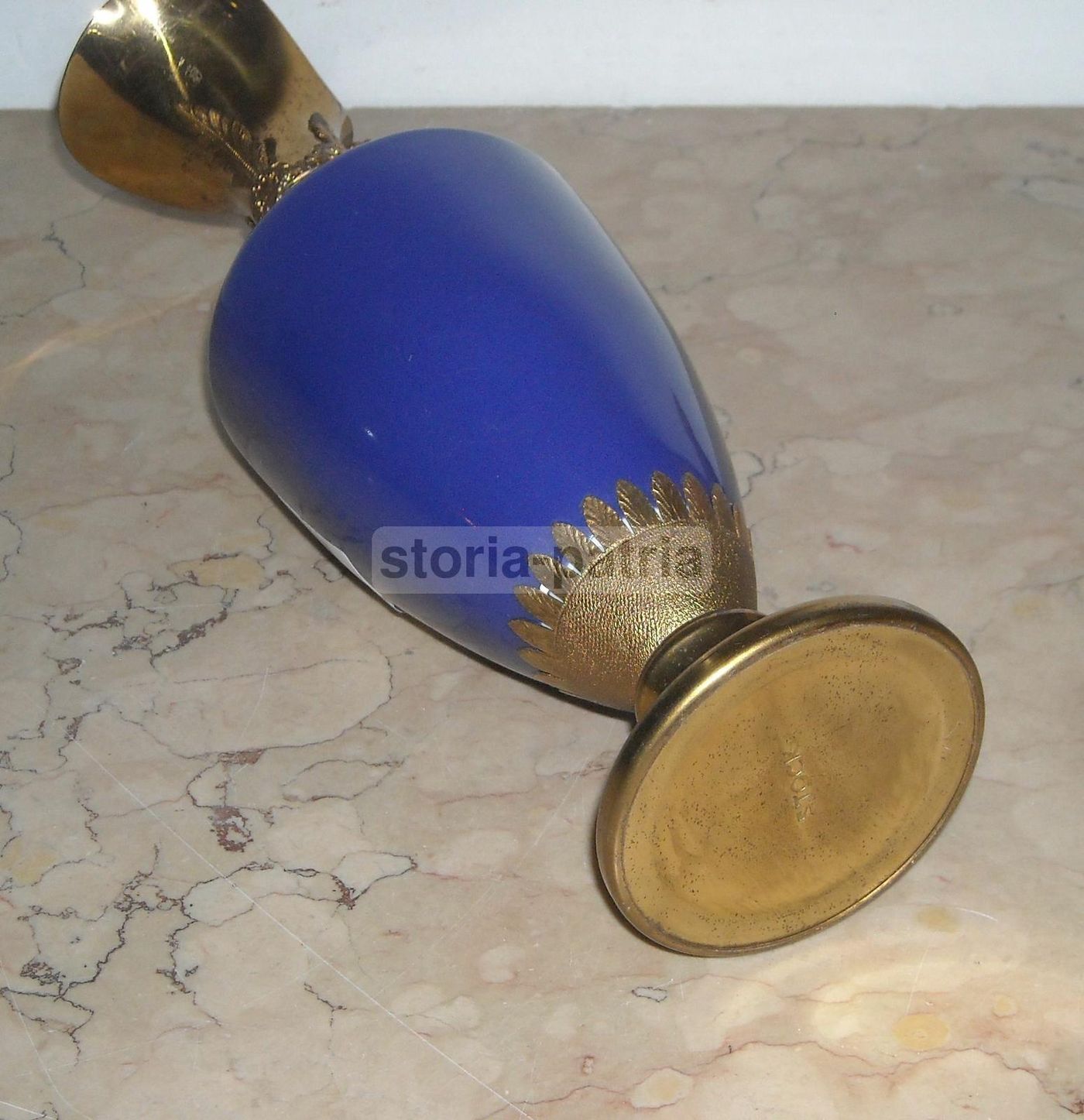 Anfora In Ceramica Blu Con Fregi Dorati Decorativi, Metà Del '900