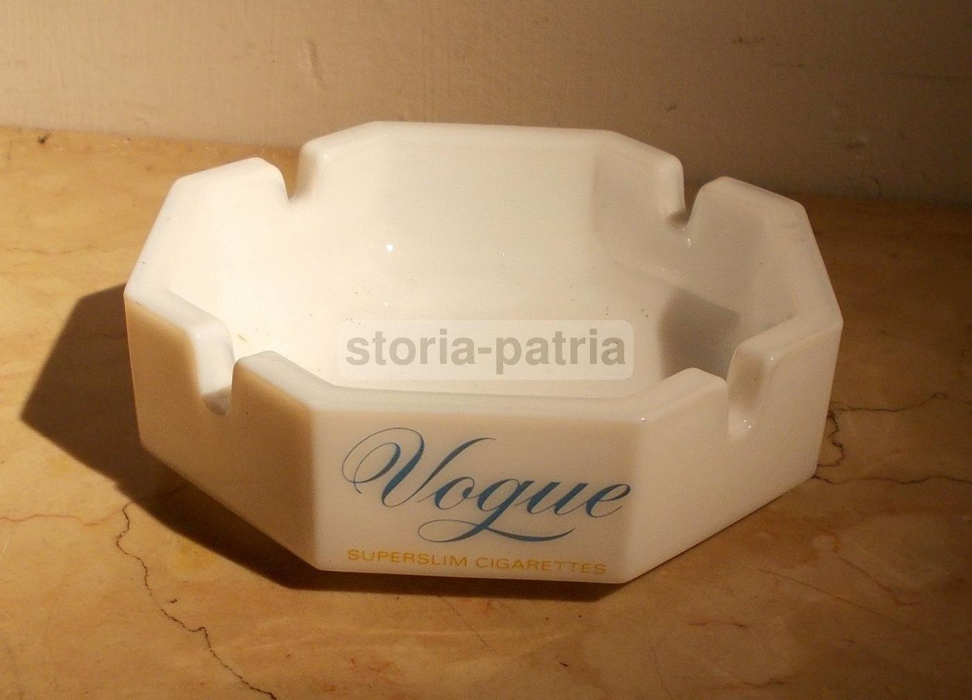 Posacenere Pubblicitario Vogue Superslim In Vetro Opalino, Anni '70