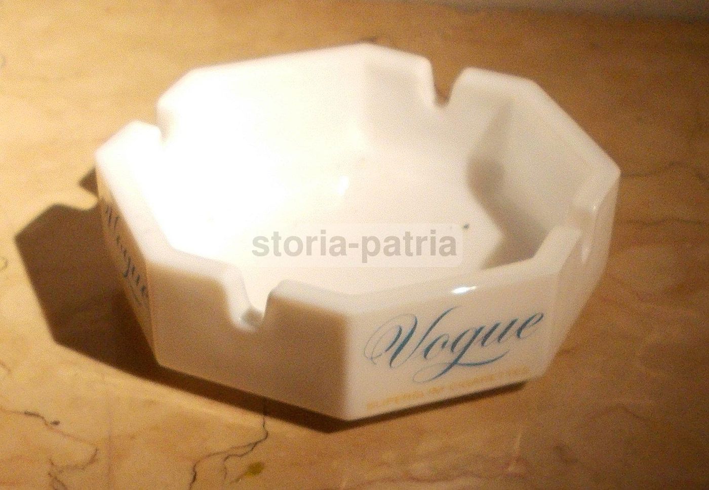 Posacenere Pubblicitario Vogue Superslim In Vetro Opalino, Anni '70