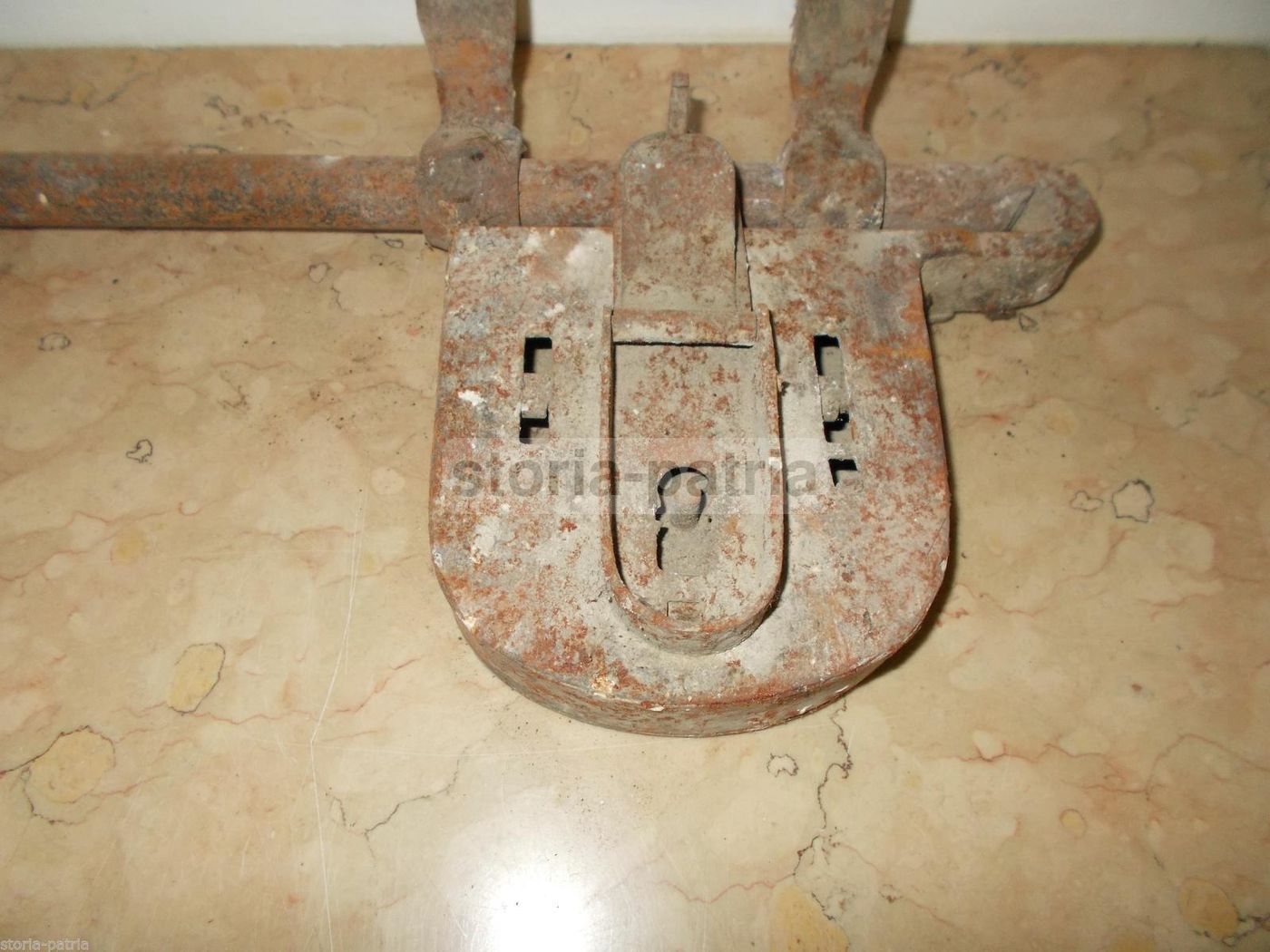 Chiavistello Antico In Ferro Battuto Con Serratura Artigianale, Secolo XIX
