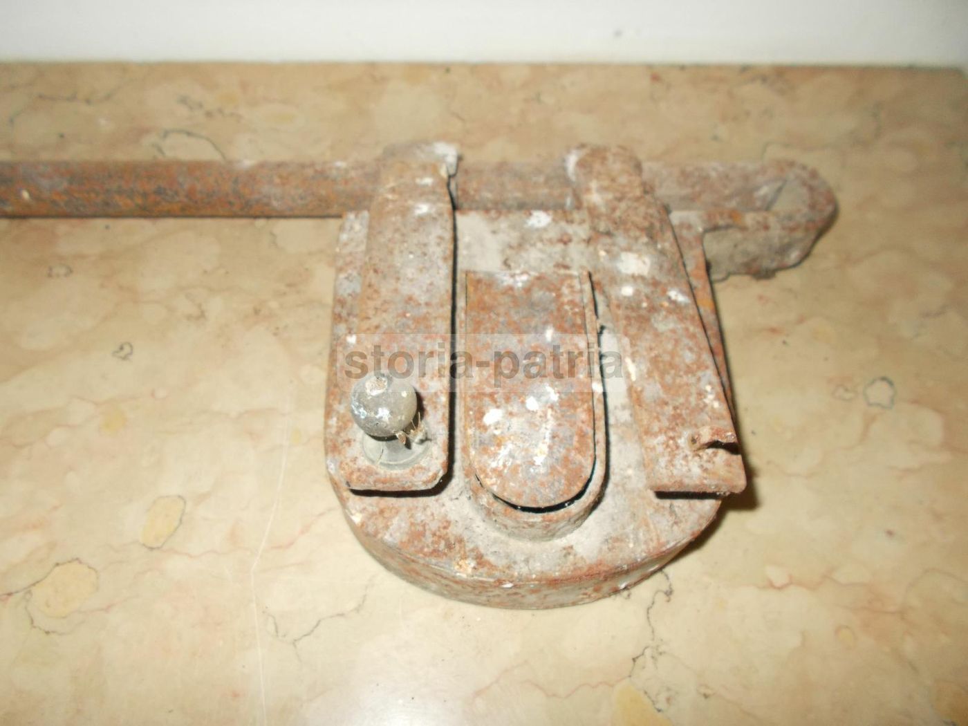 Chiavistello Antico In Ferro Battuto Con Serratura Artigianale, Secolo XIX
