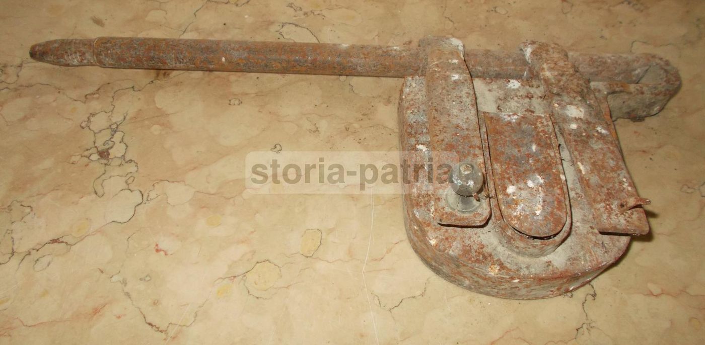 Chiavistello Antico In Ferro Battuto Con Serratura Artigianale, Secolo XIX