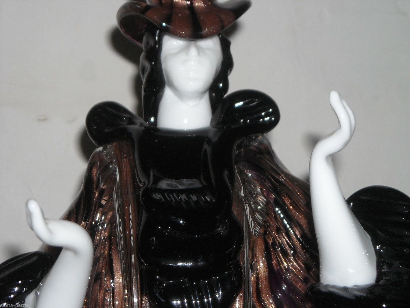 Scultura In Vetro Di Murano Raffigurante Figura Femminile In Costume Veneziano